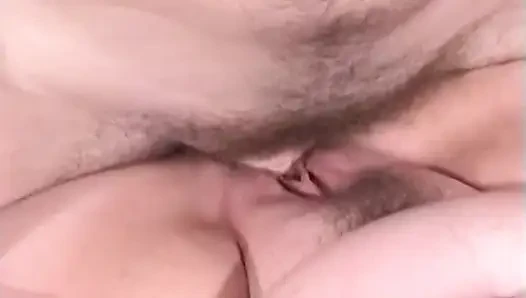 Sarışın orta yaşlı seksi kadın büyük zenci yarağını içine alıyor ve içine boşalıyor