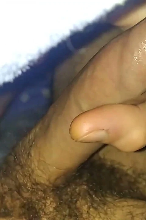 Kıllı sürtük çok ateşli uyandı, büyük yarağını çarşafların altına boşalttı