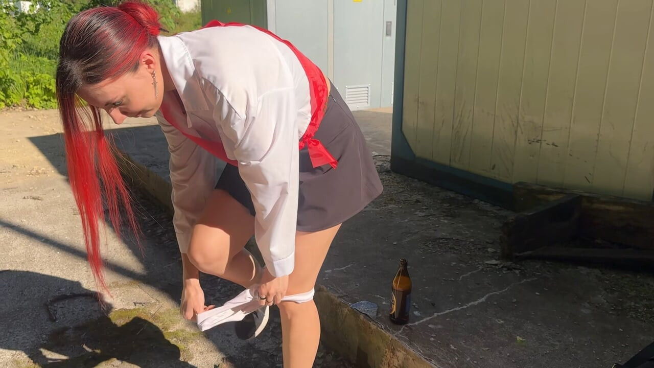Mezun komşumun kızını içki içerken yakaladım ve götünde bir şişeyle cezalandırdım