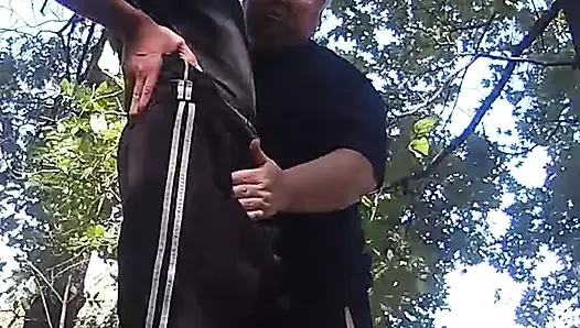 Kız arkadaşımı parkta gördüm ve onu ağzından siktim