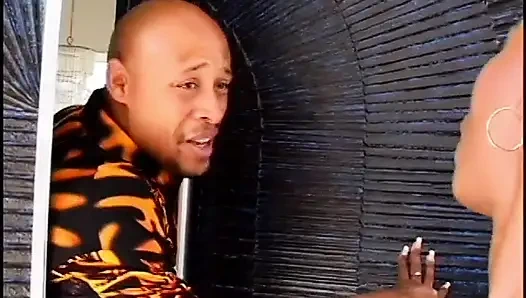 Tombul götlü zenci sikilmeden önce ıslak bir sakso çekiyor