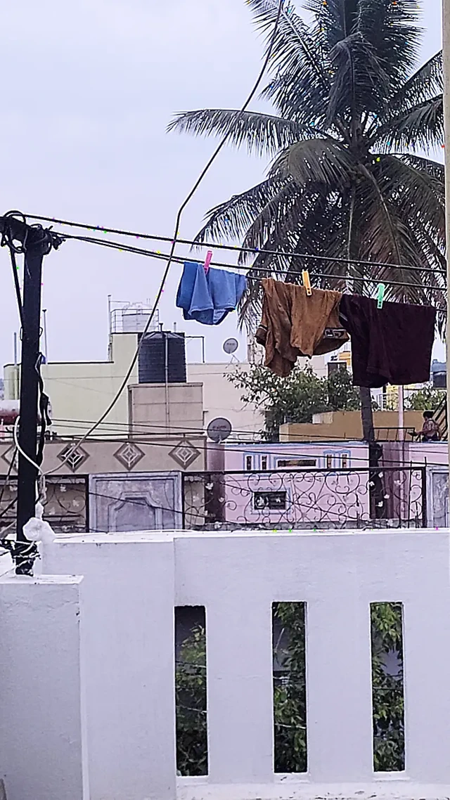 Padosi ko land dikha raha