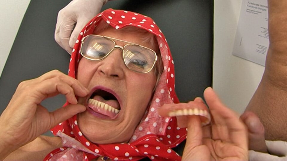 Dişsiz nine (70+) seksten önce takma dişlerini çıkarıyor
