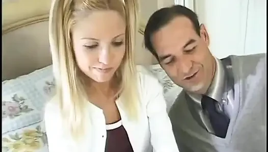 Genç sürtük büyük boşalma alıyor