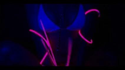 Sıcak sarışın danslar ve ekler kızdırma çubukları içinde eşek ve kedi