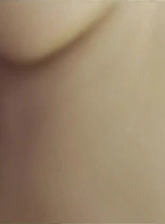 Süper pürüzsüz Endonezyalı kız yarağa binerken saten iç çamaşırı giyiyor