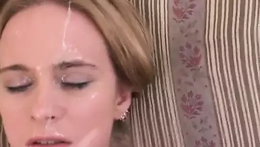 Ateşli sürtük güzel bir bakış açısıyla sakso çekiyor