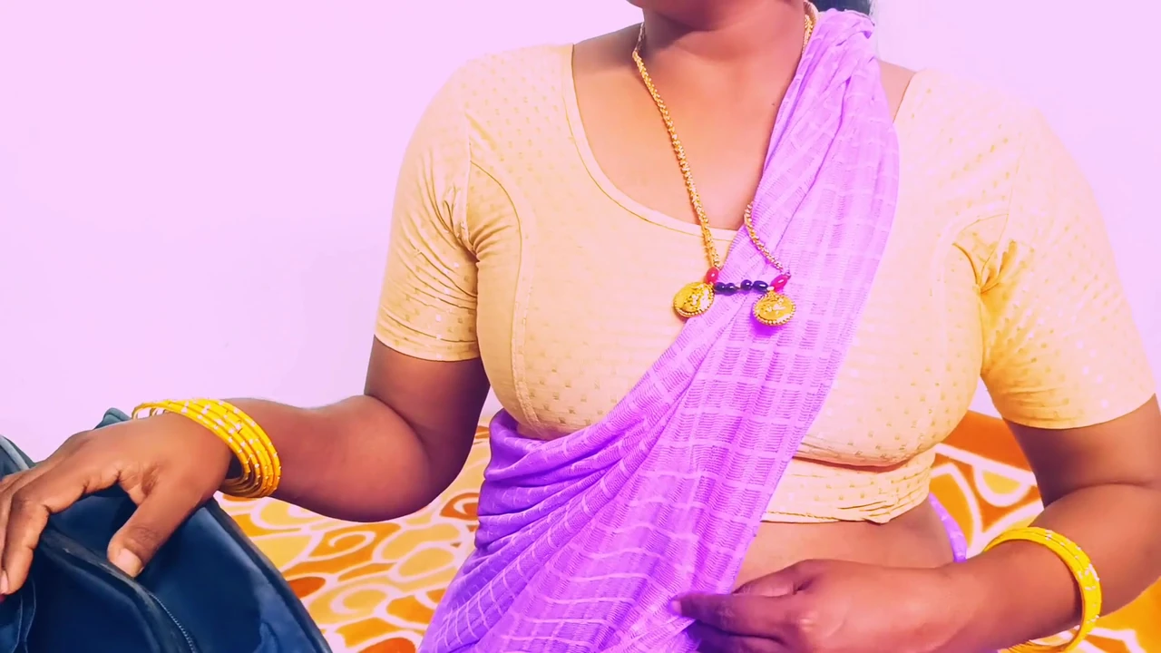 Villege सौतेली मम्मी बड़े लंबे लंड के साथ सौतेले बेटे को चोद रही है। तेलुगु गंदी बात