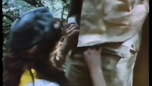 Yaşlı edepsiz korucu genç bir izciyi arkadan sikiyor