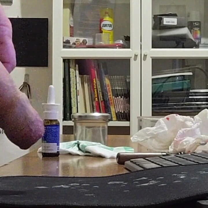 Ofiste çok güzel, masada ücretsiz bir su sıçrama var