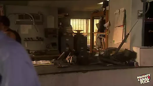 Bikinili iki sıska kızla retro porno film bazı kötü adamlar tarafından sikiliyor