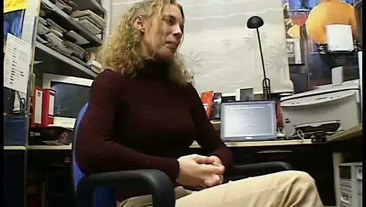 Buerokraft mit grossen Nippel wird vom Chef gefingert