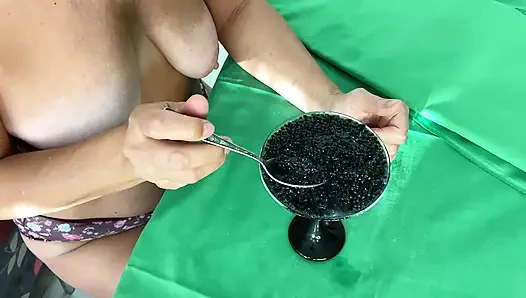 Olgun üvey anne damızlık boğa sağıyor yemek fetişi.