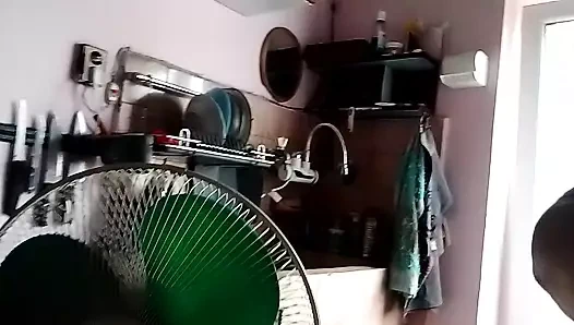 Köyde göğüslerini gösteriyor