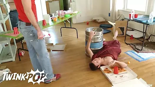 Scottie'nin taşınması gerekiyordu ama bunu başaramadı ve Matt çılgına döndü ve sikini ağzına soktu - twinkpop