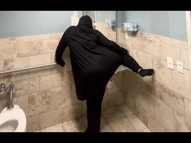 Poison Ivy'nin külotu ıslanıyor!