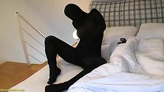 İnanılmaz seksi büyük memeli bebek bize ateşli naylon kedi kıyafetini gösteriyor