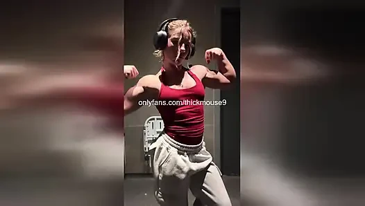 Tiktok kazası: kaslı 18 yaşındaki kız ıslak amcığını canlı olarak teşhir ediyor!