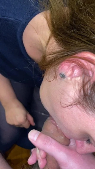 Cum içinde ağız ve üzerinde külotlu çorap