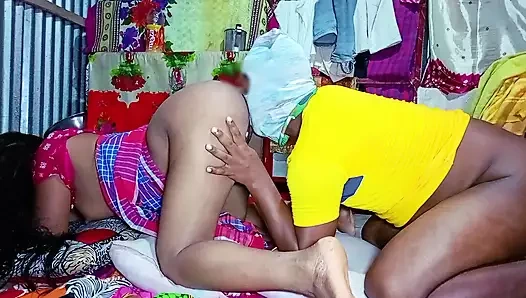 Ateşli Hintli seksi karım ve ben birlikte bir ev köşesi videosu çektik.