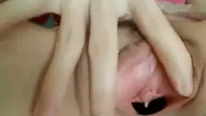 Sürtük gösterileri ve parmakları onu büyük vajina