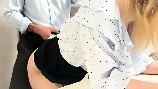 Utangaç asistan evli kadın zorbayla sikişiyor
