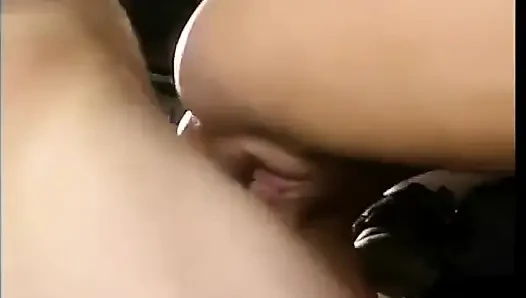 İki adam ve bir esmer yaşlı bir arabada sert sikişiyor