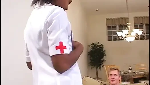 Beyaz adam seksi beyaz iç çamaşırlı sevimli zenci hemşireyi sikiyor