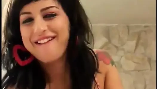 Harika güzel kuzgun yatakta sikiliyor