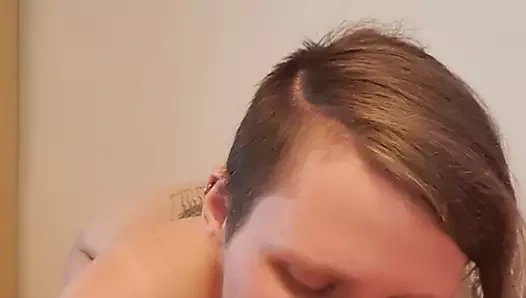 Sana sikini nasıl emeceğini göstereceğim. emme yapay penis