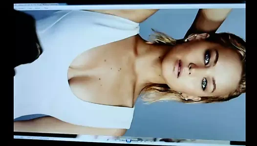 Jennifer Lawrence boşalıyor