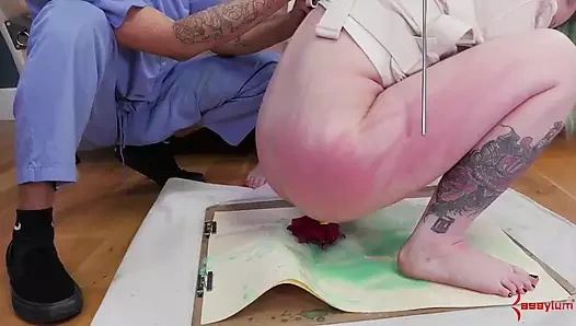 Ağız sikişi bdsm itaatkar piliç götüyle resim yapıyor