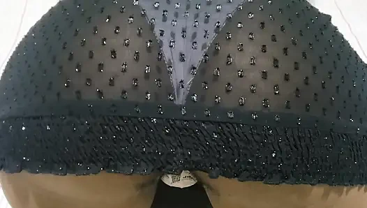 Ateşli esmer minyon kız sıkı amcığını göstermek için külotlu ateşli bir elbise içinde