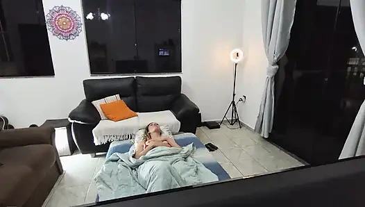 Mastürbasyon yapıyor ve komşusunun onu okşuyor olduğunu hayal ediyor.