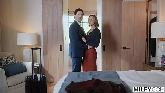 Orta yaşlı seksi yaramaz serenity kocası izlerken genç adamla sikişiyor