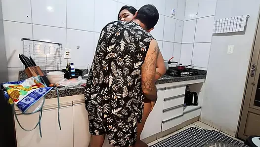 Nicoly Mattos mutfakta pijamalı: penis vajina, süt ağzında