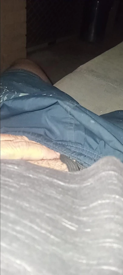 Küçük sünnetsiz maori oğlan yarağımı dışarıda okşuyor