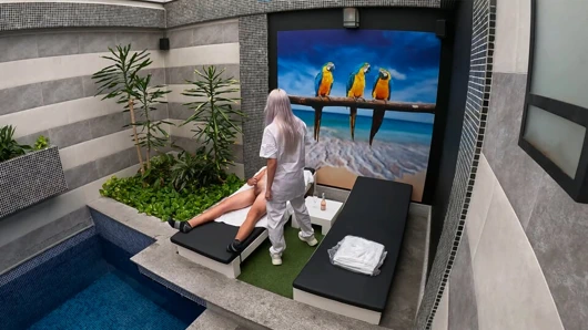 Özel suitten oda servisini çağırıyorum ve ağzına boşalana kadar bana sakso çekiyor