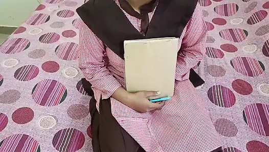 Hintli üniversite öğrencisi üniversite üniforması içinde öğretmenle sikişiyor