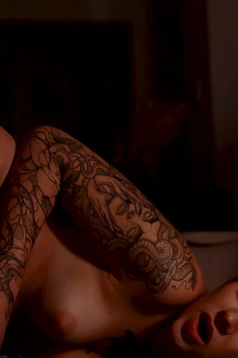 Yumuşak Bir Işıkta Inliyor.