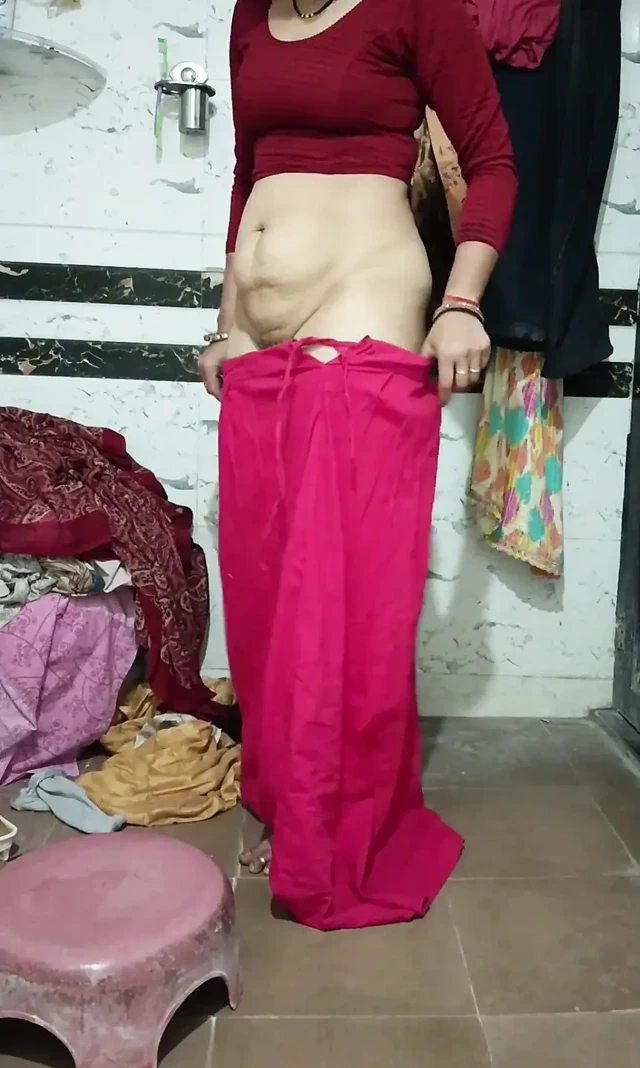 Priya banyoda ateşli banyo gösterisi