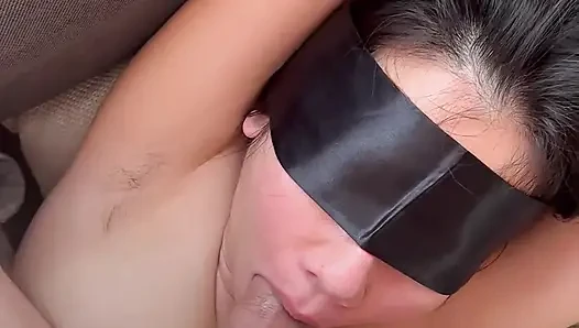 Bdsm'de minyon Asyalı lulu wild: gözleri bağlı, kelepçeli ve dölleme doruk noktası!
