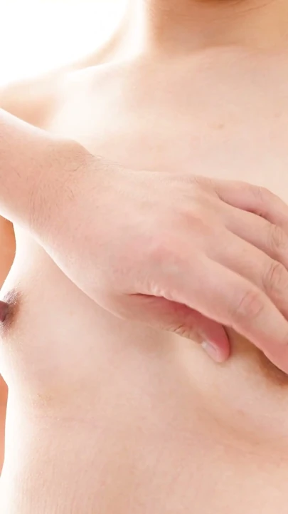 Saeko ishiki bize seksi vücudunu gösteriyor ve bizi sert sikiyor