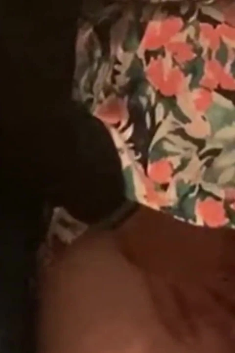 En iyi metro! Ateşli orta yaşlı seksi kadın amına dokunmam için bacaklarını açıyor