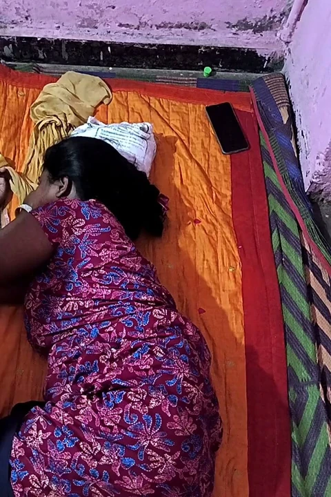 Azgın Üvey Kız Kardeş Yumuşak Amını Parmaklıyor Ve Sonra Yarağıma Oturuyor