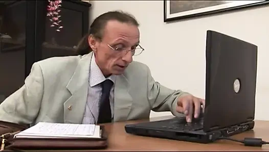 Sürtük sekreter edepsiz patronunun amcık arzusunu tatmin ediyor