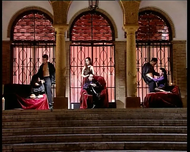 Siyah çizmeli çarpıcı esmer azgın sert yarakla sert sikiliyor