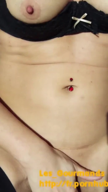 Незабываемый момент из "Очень шлюховатая милфа сосет большой член своего мужа, трахая пальцами ее киску, и получает огромный"