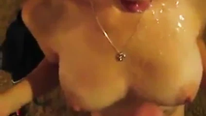 Büyük göğüsler, emme ve yüz