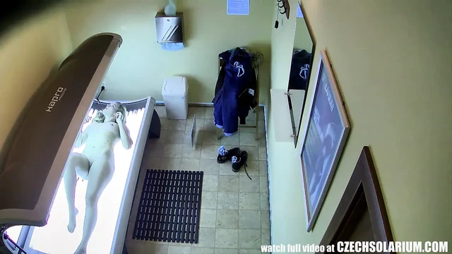 Solaryumda güzel genç kedi